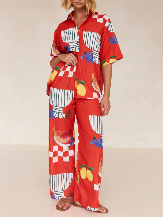 Einzigartiger Urlaubsanzug mit lockerem Hemd und weitem Bein und Fruchtdruck