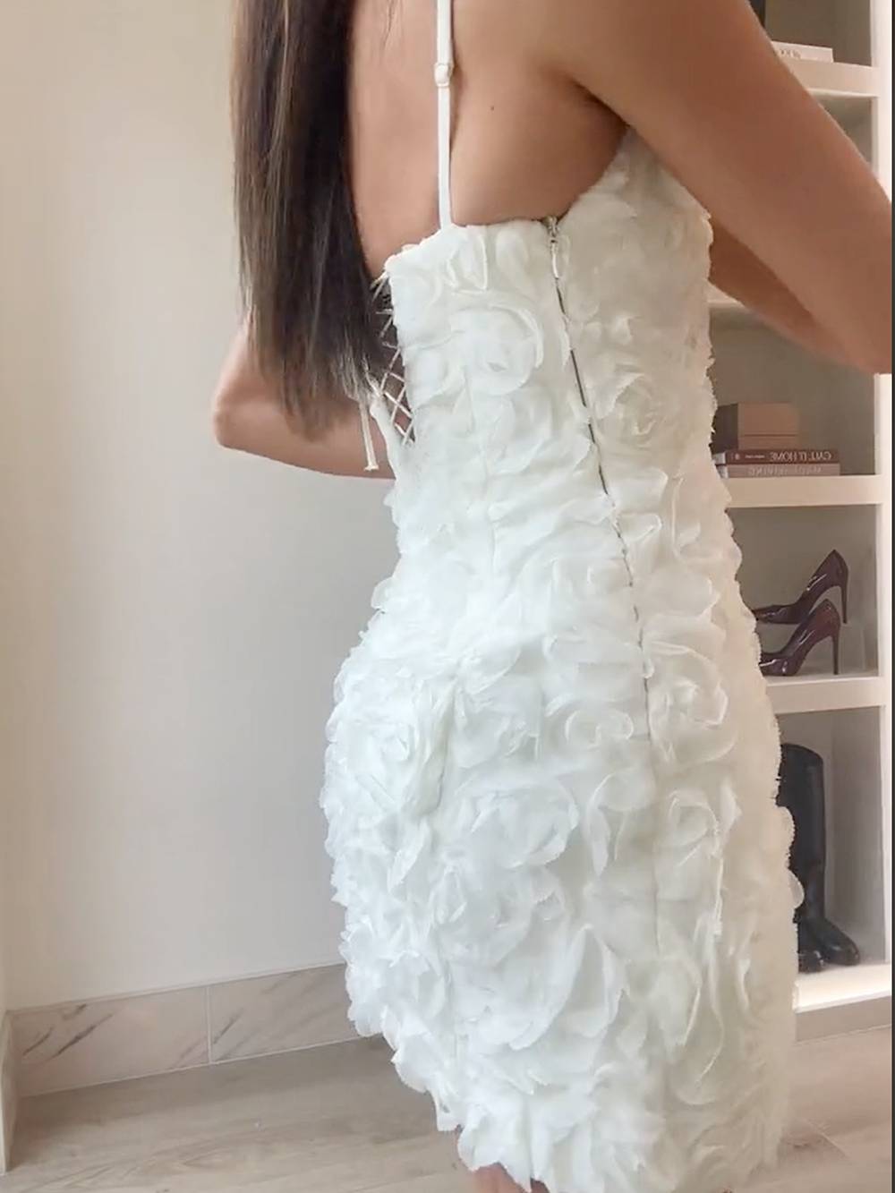 Korsett-Minikleid mit Blumenapplikation in Weiß