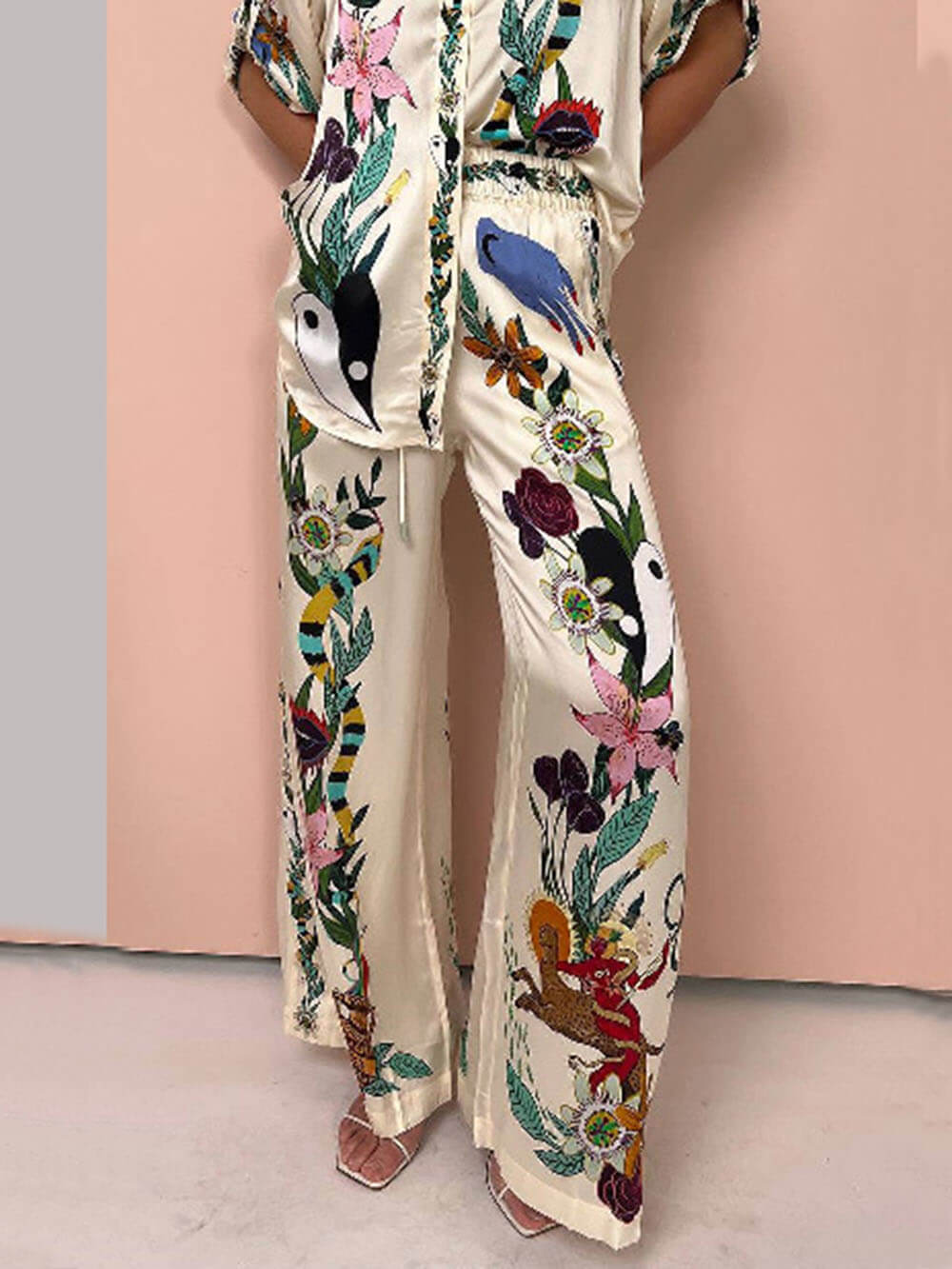 Satin-Hose mit einzigartigem Print, elastischem Bund und Taschen, weitem Bein