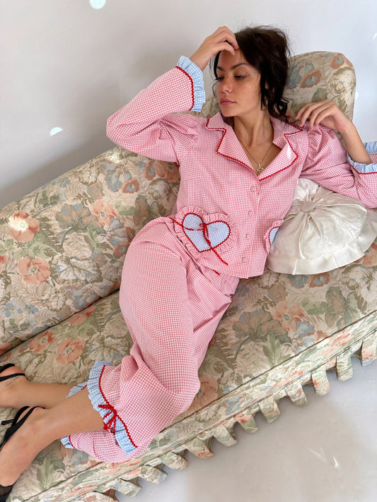 Rosa Pyjama mit herzförmigen Taschen